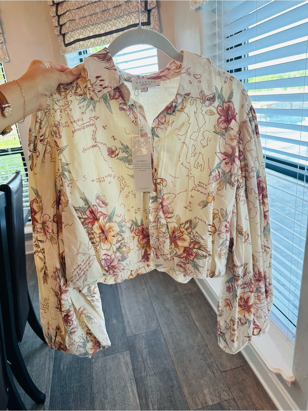 Floral Button-Front Crop Blouse in Cream and Pink